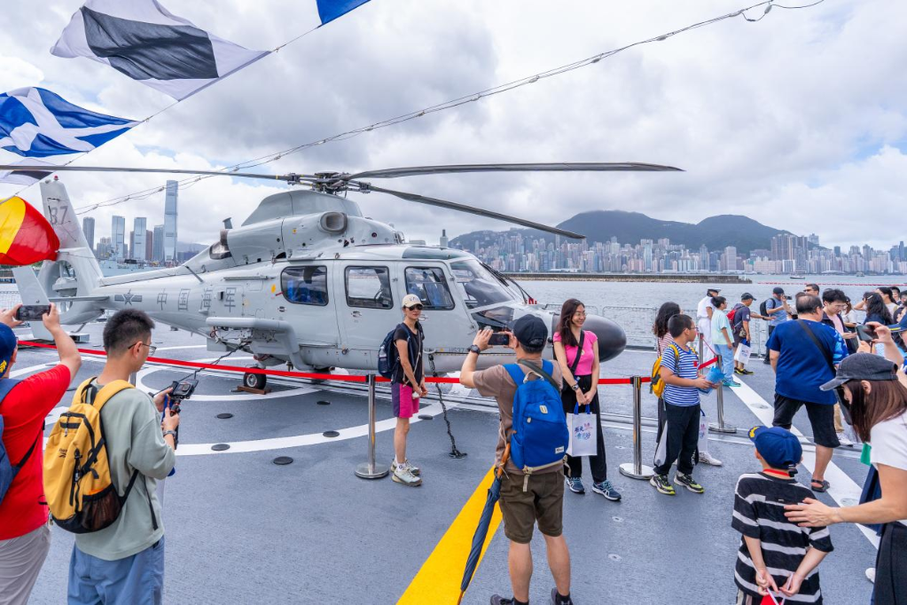 7月4日,在驻香港部队昂船洲军营码头,市民在海军南宁舰上参观。新华社记者朱炜 摄