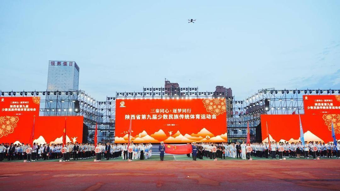 (入场仪式完毕,全场起立,高唱中华人民共和国国歌。)