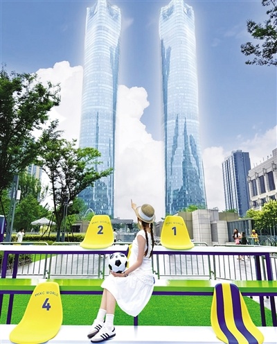 市民打卡万象天地世界杯赛事主题布景