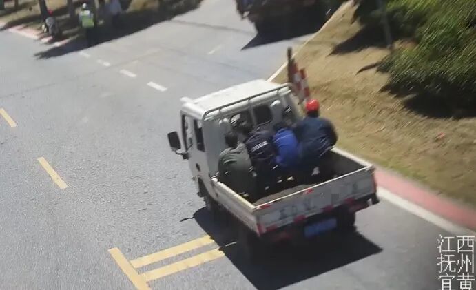 4人坐货厢1.jpg