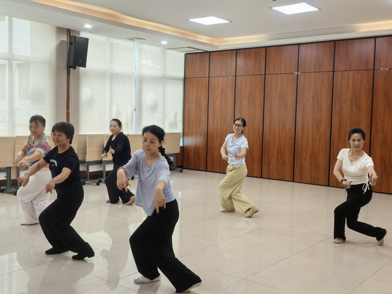 舞动巾帼绽放芳华 西乡街道庄边社区以舞蹈疗愈为女性身心“松绑”