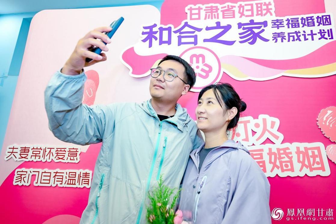 参加了甘肃省妇联“和合之家”幸福婚姻养成计划首期活动,倪廷江与妻子马萍对未来婚姻生活充满信心。