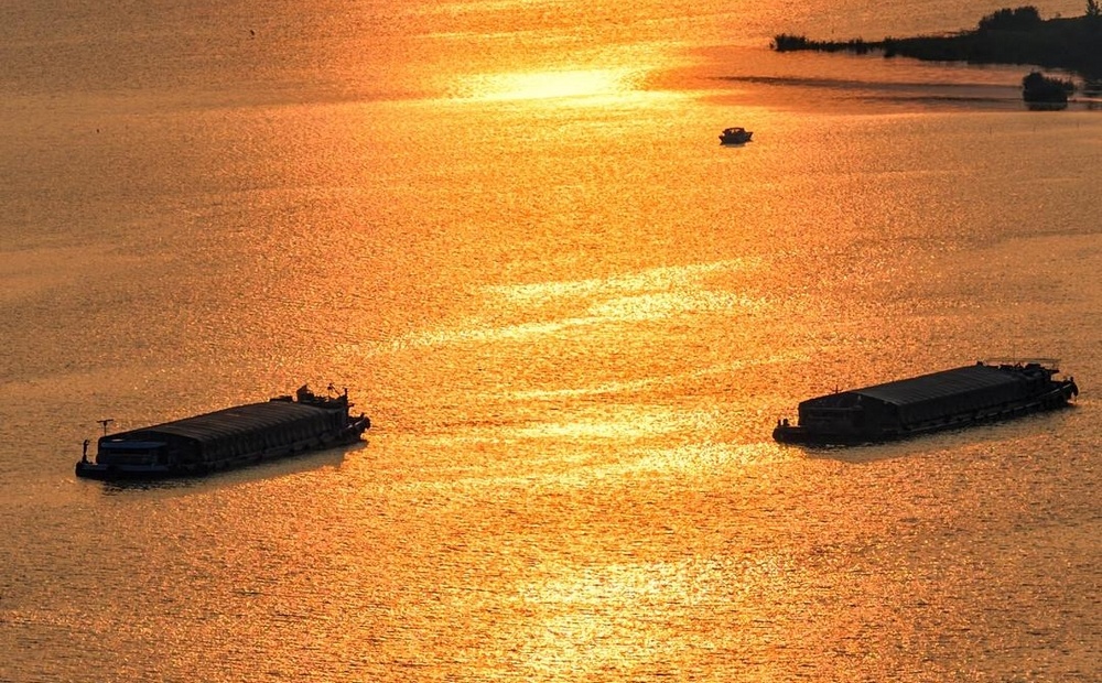 济宁微山湖京杭运河落日熔金
