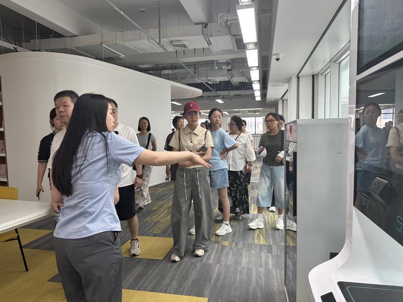 西安高新一中实验中学校园开放日,来访学生和家长参观学校图书馆。(首席记者程静摄影)