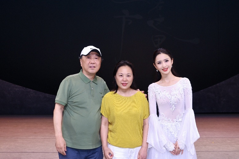 本文作者夫妇采访佟丽娅后留影