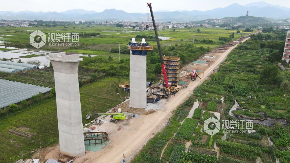 2026年7月6日，长赣高铁江西省遂川段施工现场机器轰鸣，江西交工集团施工人员抢抓工期，同步开展桩基施工、墩身钢筋绑扎及混凝土浇筑作业。