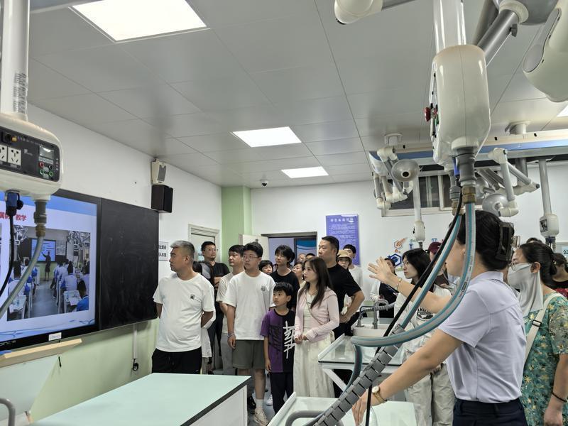 西安高级中学校园开放日,家长和学生参观化学实验室(首席记者程静摄影)