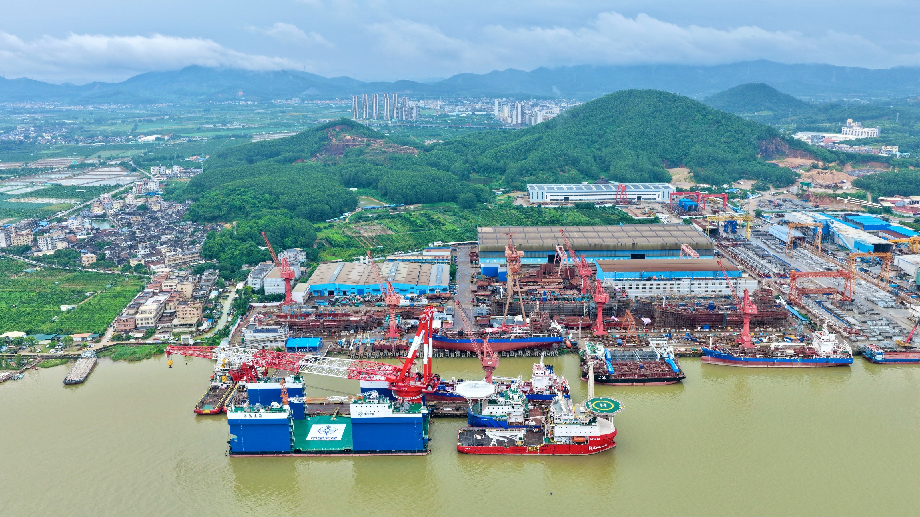 向海图强添重器 国内最大全回转半潜起重船“四航永盛”号交付