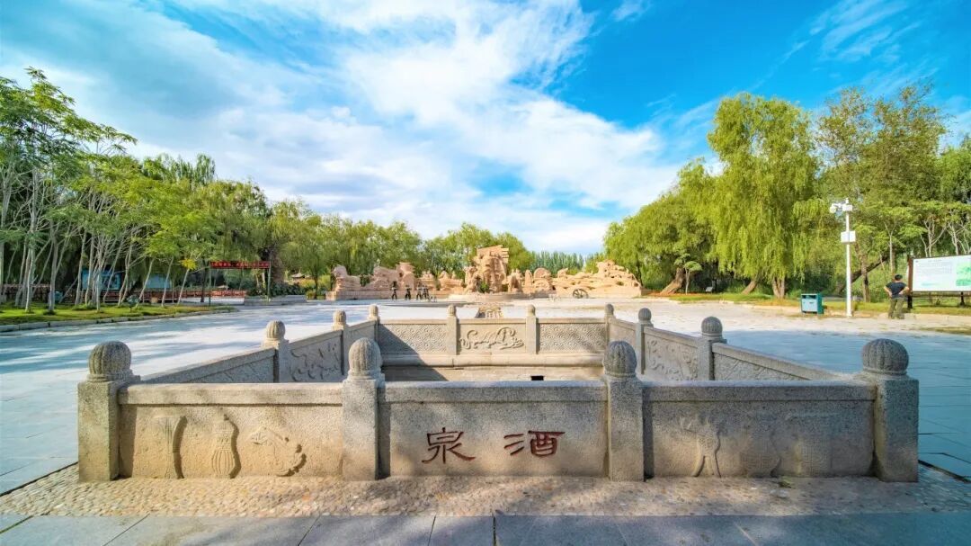 帮我根据以这张图片,生一张一个美女西汉酒泉胜迹公园,摆着时尚的姿势拍照,半身,比例16:9.jpg
