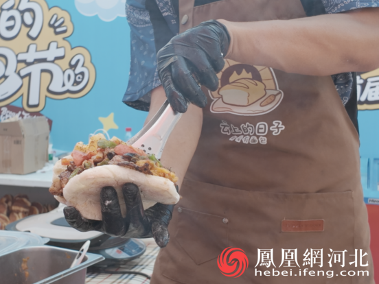 店员正在制作恰巴塔