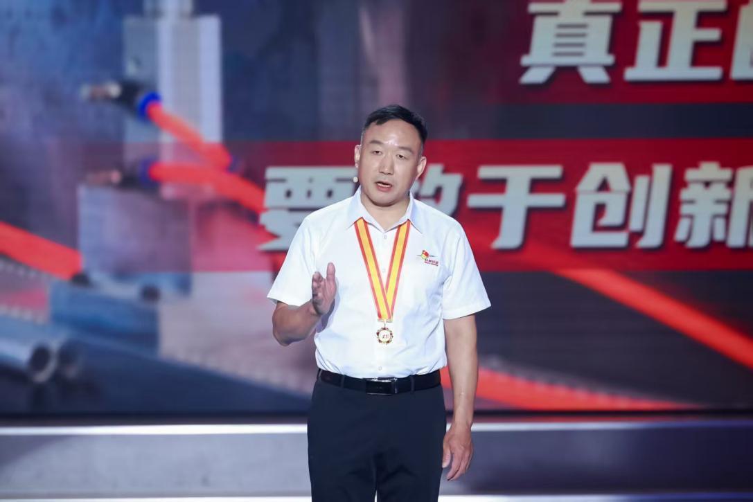 &nbsp; 最后登台的是广东省清远市钛美铝业有限公司副总经理雷小洪。“军旅生涯给了我一副铁肩膀，时代洪炉把我淬炼成了一块好钢。”他讲述了自己以知识为铠甲、靠创新求突破，在改革浪潮中敢闯敢干、勇立潮头的拼搏历程。他的成长经历给人以启示：知识就是力量，学习改变命运。
