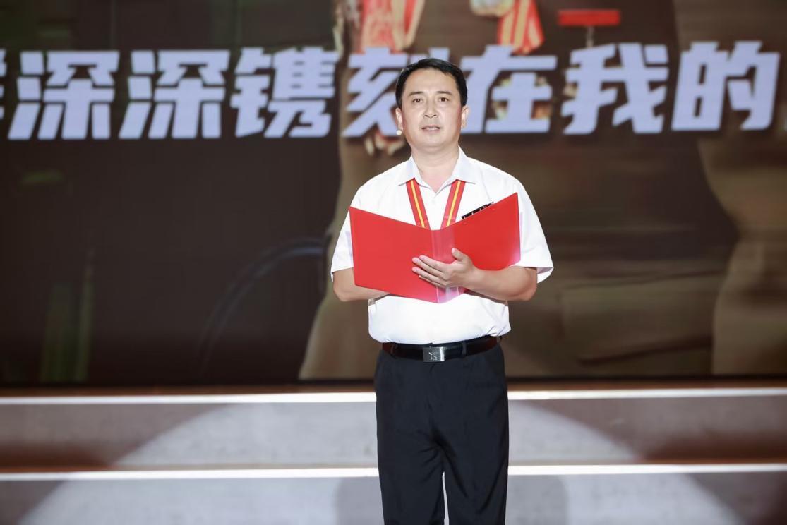 &nbsp; 辽宁省沈阳市关心下一代工作委员会副秘书长姚振蜂第一个走上讲台，以《老兵的军礼》为题，讲述了自己作为一名退役军人志愿者，义务为320余位老兵拍摄3万多张照片，用“光影定格历史、镜头致敬英雄”的心路历程。“老兵在，历史就在；照片在，精神就在。”当一张张饱经沧桑却目光坚毅的老兵影像在大屏幕缓缓流转，现场观众无不为之动容。