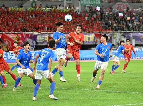 7月5日晚,赣州队主场以2:0战胜萍乡队。本报全媒体记者 洪子波摄