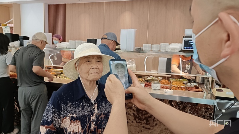 助餐食堂里“刷脸”获取老人助餐信息(央广网记者 寇刚 摄)
