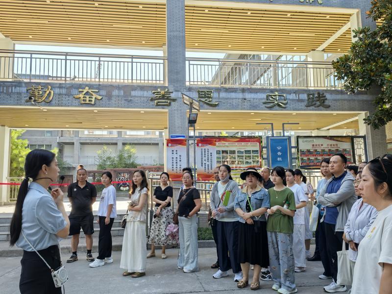 在学校老师的引导下,学生和家长分批参观校园。(首席记者程静摄影)