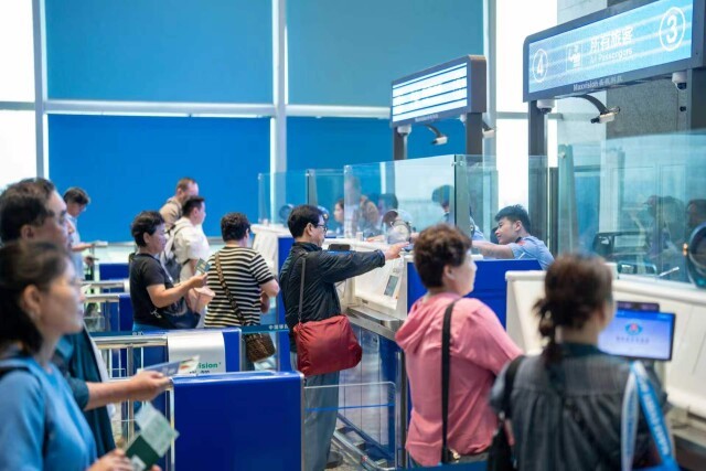 （张家界荷花国际机场口岸，旅客正在通关。通讯员 摄）