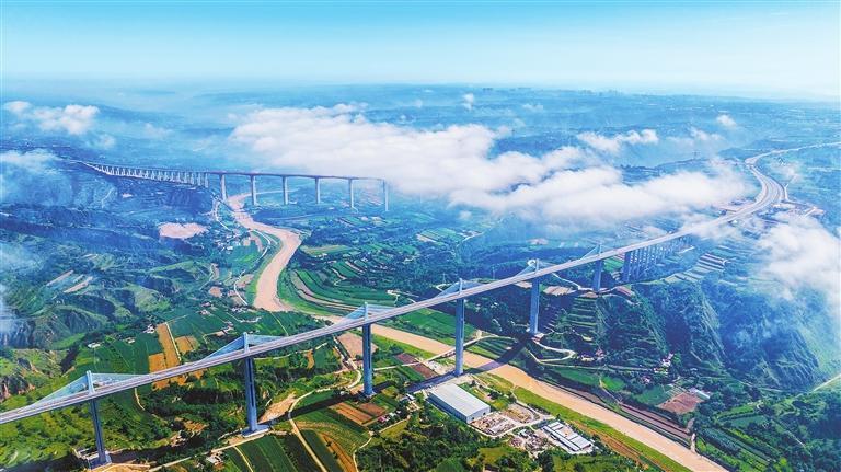 庆阳市境内的G309线西合公路六合特大桥（前）和银百高速马莲河特大桥横跨马莲河河谷，蔚为壮观。新甘肃&middot;甘肃日报通讯员　陈飞