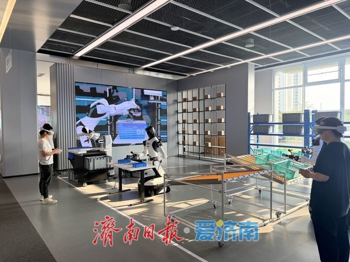 技术人员在对机器人进行物料分拣及工业搬运的数据采集