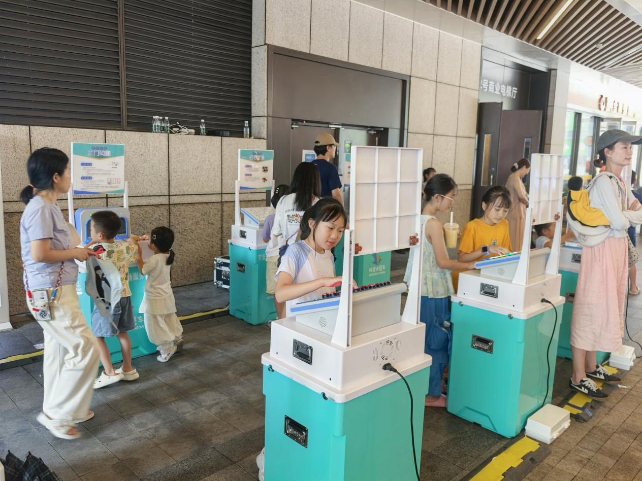 当数学遇上AI机器狗 西乡街道劳动社区“户外移动科学课堂”火热开课