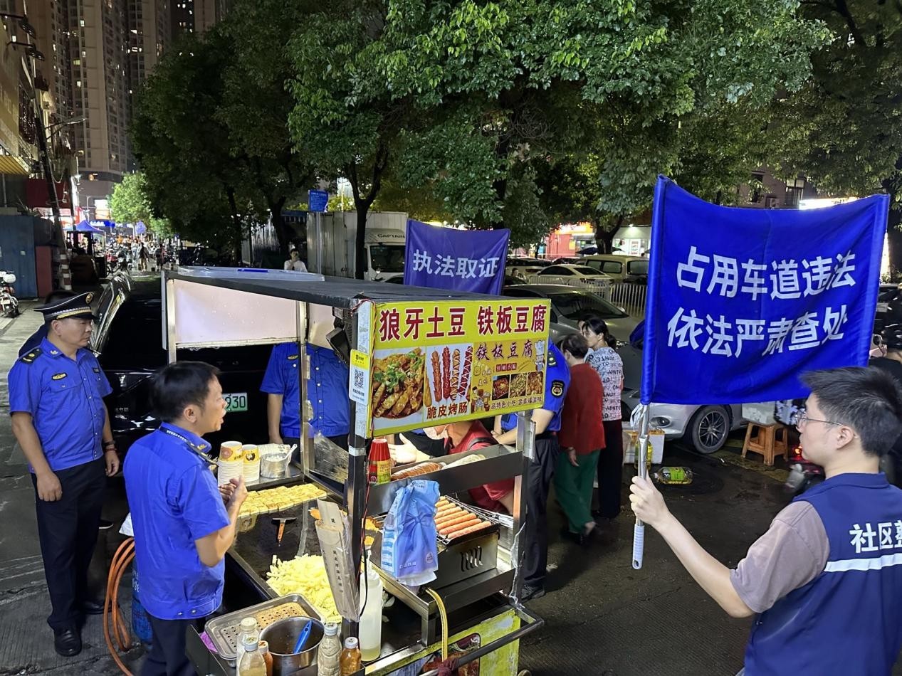 整治有力度 服务有温度——西乡街道开展违规占道经营统一执法日行动