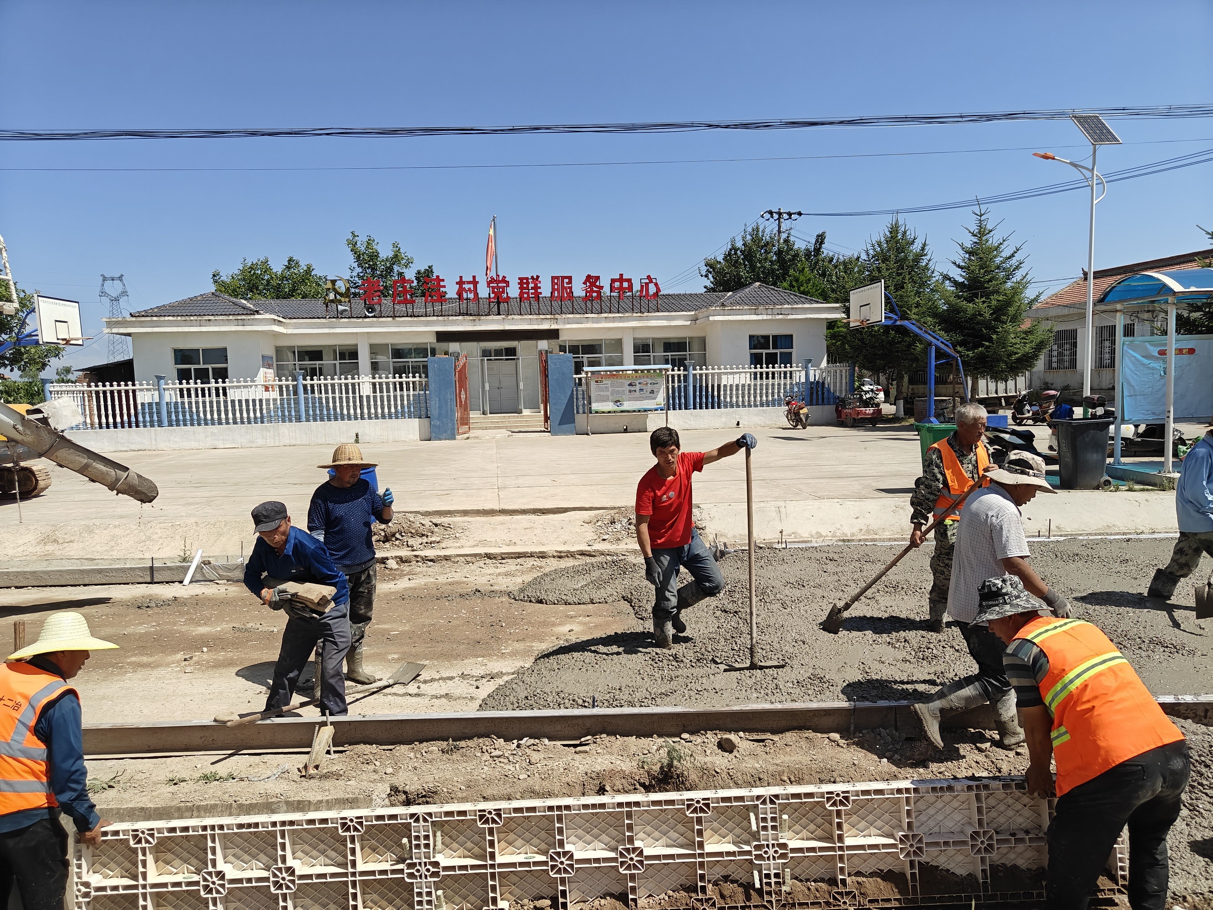 图为浇筑水泥道沿.jpg