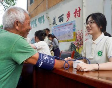  
抚州：中医下乡送清凉
  