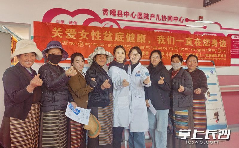 在贡嘎县中心医院建成的西藏首个高原产儿协同中心,实现当地全年孕产妇零死亡。图为长沙援藏医疗队员和藏族群众合影。