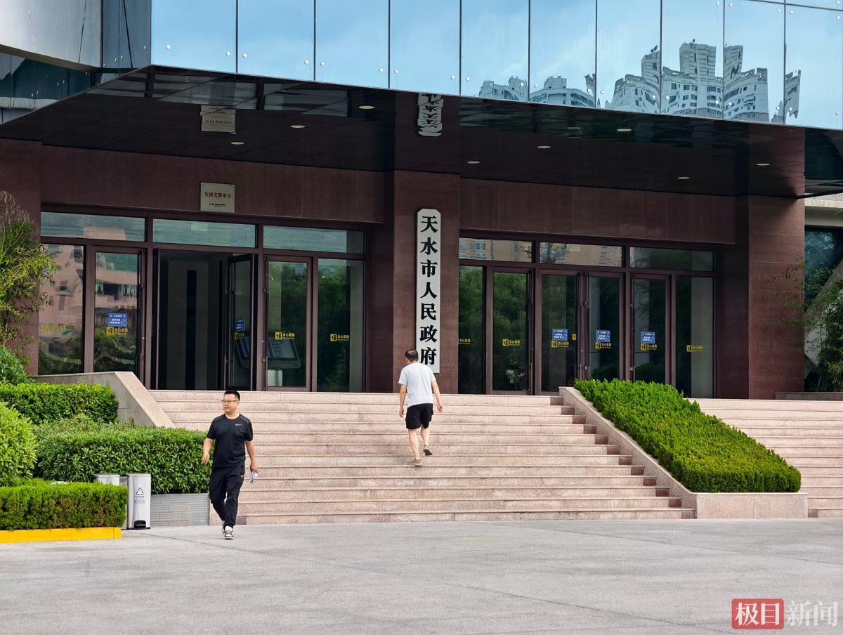 60多岁市政府大楼退休尚无拆除规划市民拍照留念(图7)