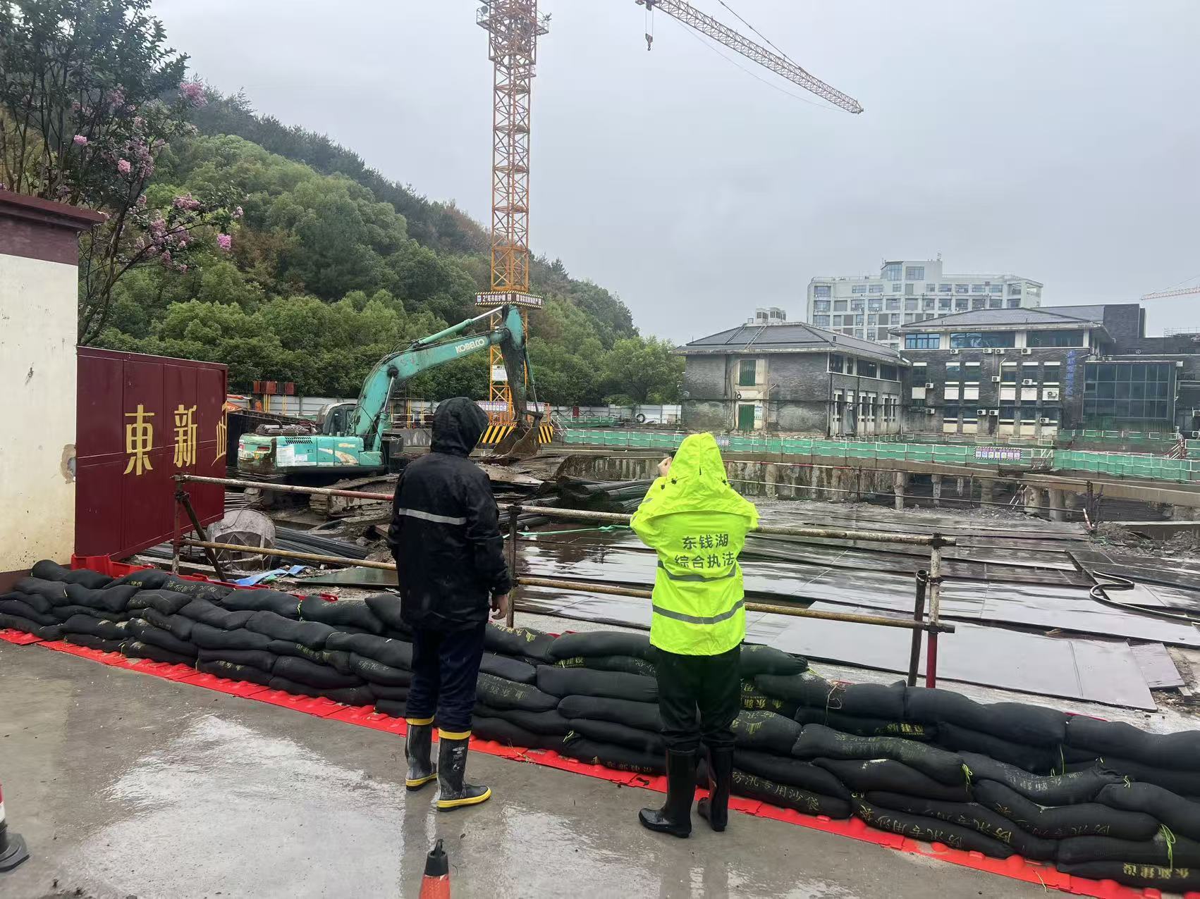 逆风坚守！鄞州“执法蓝”全力筑牢城市防台安全防线