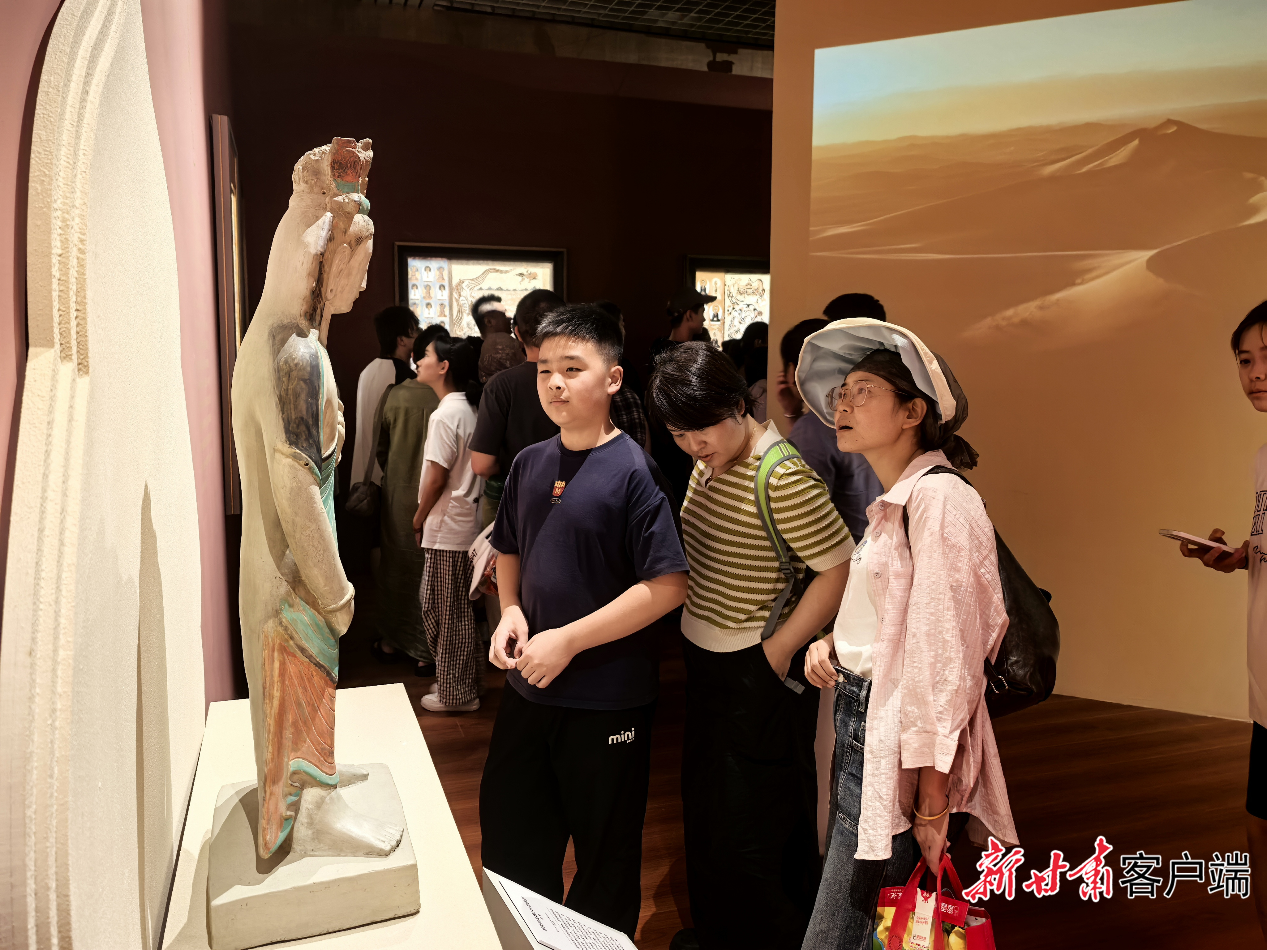 “丝路回望·瓷上中国——釉色里的敦煌”陶瓷文化主题特展甘肃巡展在省博物馆开展。