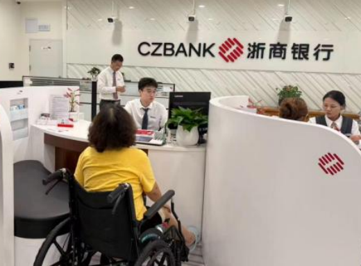 红暴倾城,轮椅为舟:浙商银行深圳分行“一个弯腰”的距离,丈量出服务的温度
