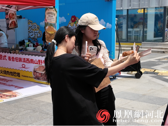 消费者正在打卡拍照