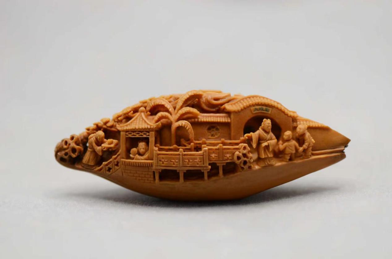 吴士钊为此次展览专门创作的核雕作品