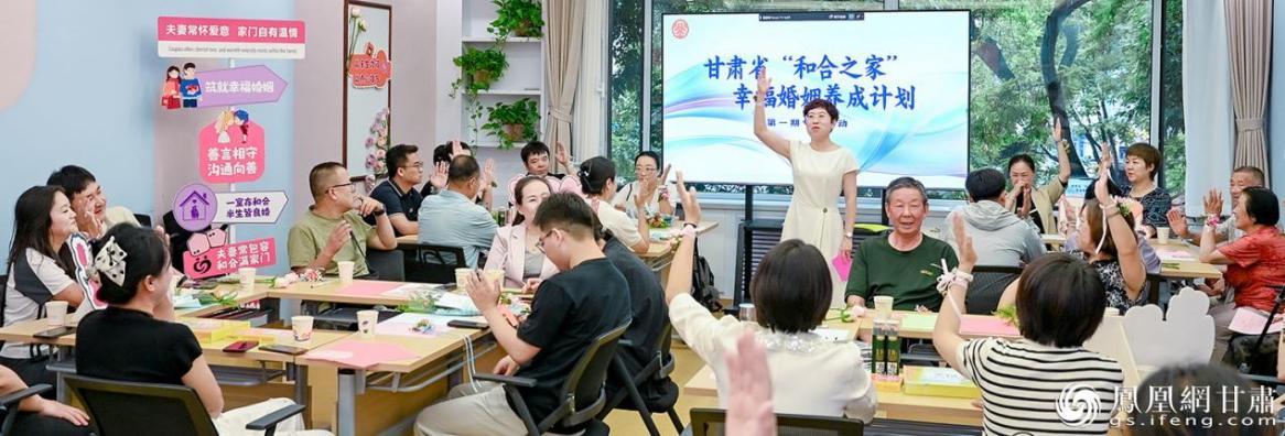 活动现场气氛热烈,参与者积极踊跃发言。