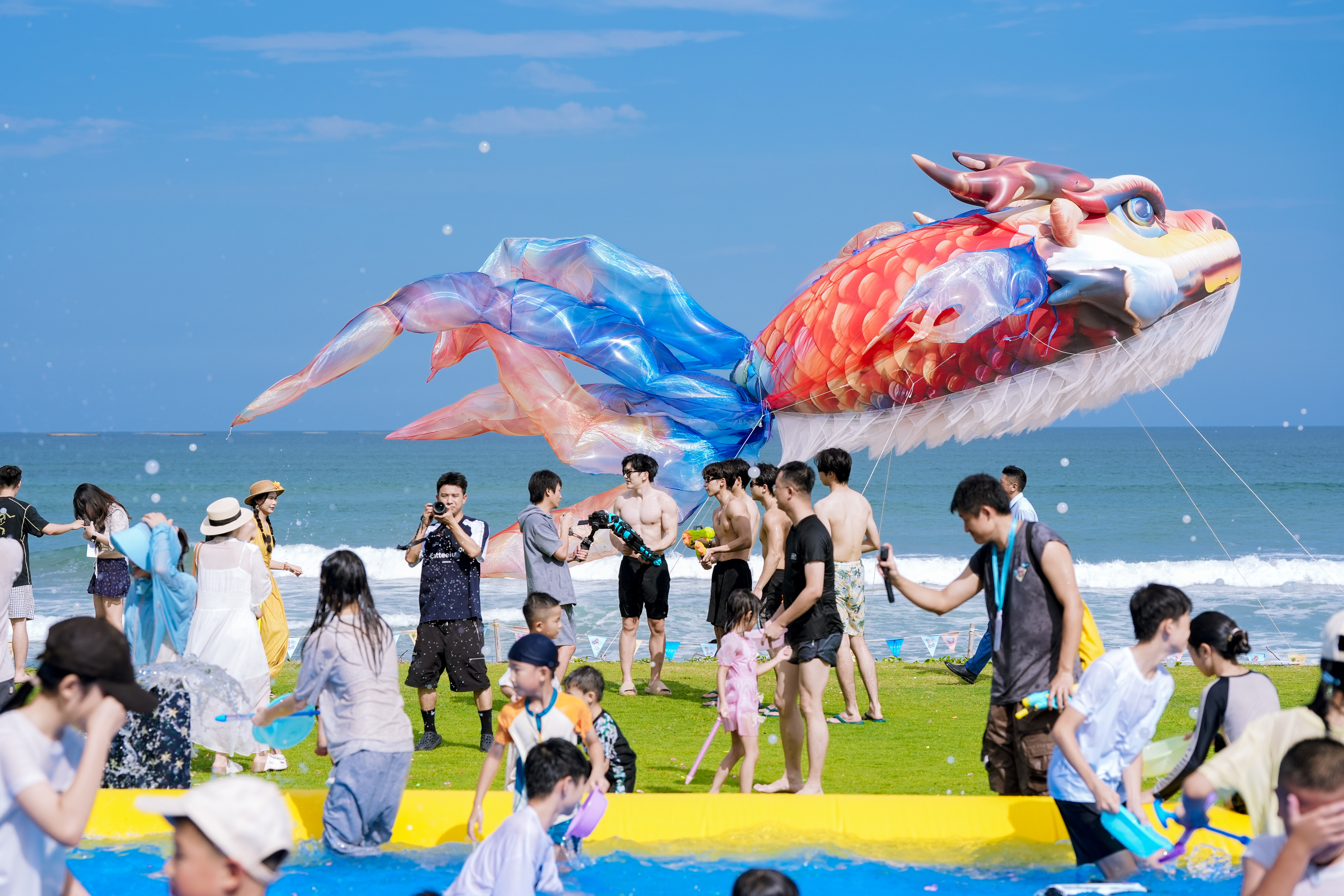 千人泼水大战、鳌鱼烟花秀、蓝眼泪夜漂……暑假来日出东山海“浪”就对了