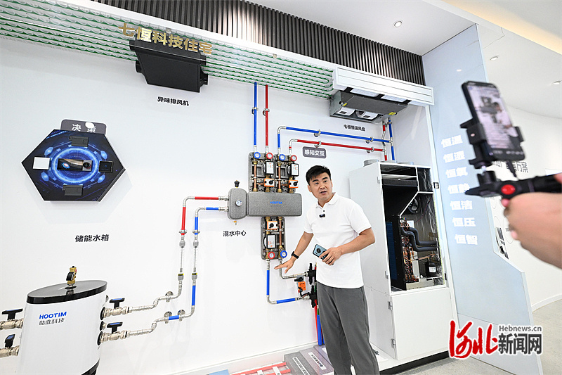 6月23日，皓庭（唐山）环境科技有限公司员工在产品展示中心进行工业品直播。 河北日报记者 田 明摄