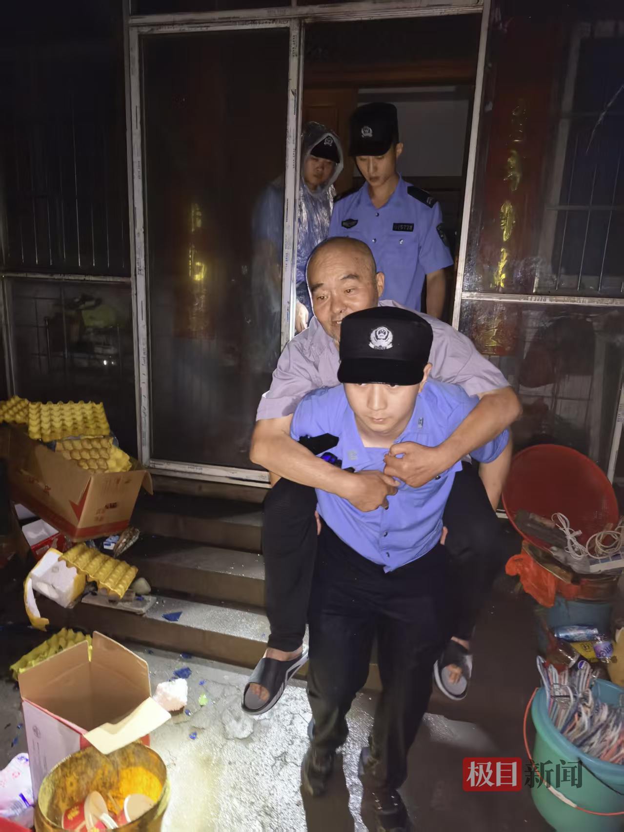新警深夜转移被困群众