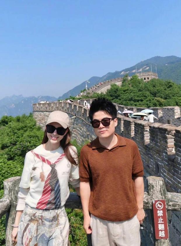 搜狐娱乐讯 近日，昆凌晒出带孩子游览长城的视频，董宇辉一同陪伴并为其讲解，一行人结伴漫步城墙、远眺山景，全程相处融洽轻松惬意。