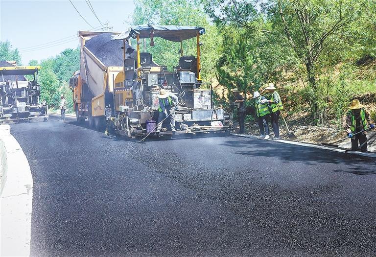 施工人员在通渭县农村公路提升改造工程现场进行路面铺设作业　新甘肃&middot;甘肃日报通讯员　张子斌
