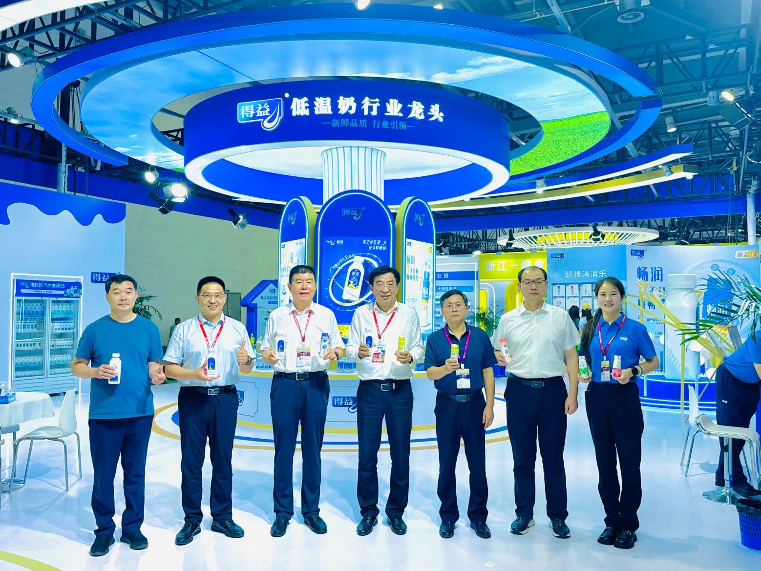图为：山东省畜牧兽医局党组成员、副局长、二级巡视员李新（左四），省畜牧总站副站长胡智胜（左二），泰安市畜牧兽医事业发展服务中心党委书记、主任王强（右三），泰安市岱岳区畜牧兽医事业发展服务中心主任赵晓国（左一），肥城市畜牧兽医事业发展服务中心主任田峰（右二）一行莅临得益乳业展位