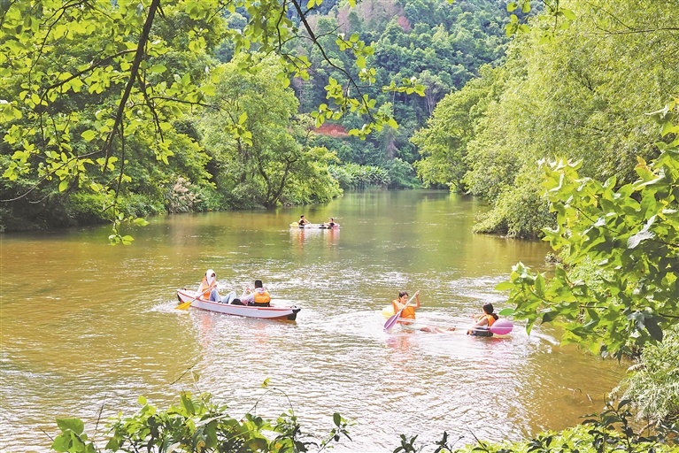 7月5日,广昌县抚河源里漂流景区,游客在绿水青山间戏水纳凉。本报全媒体记者 任 为摄
