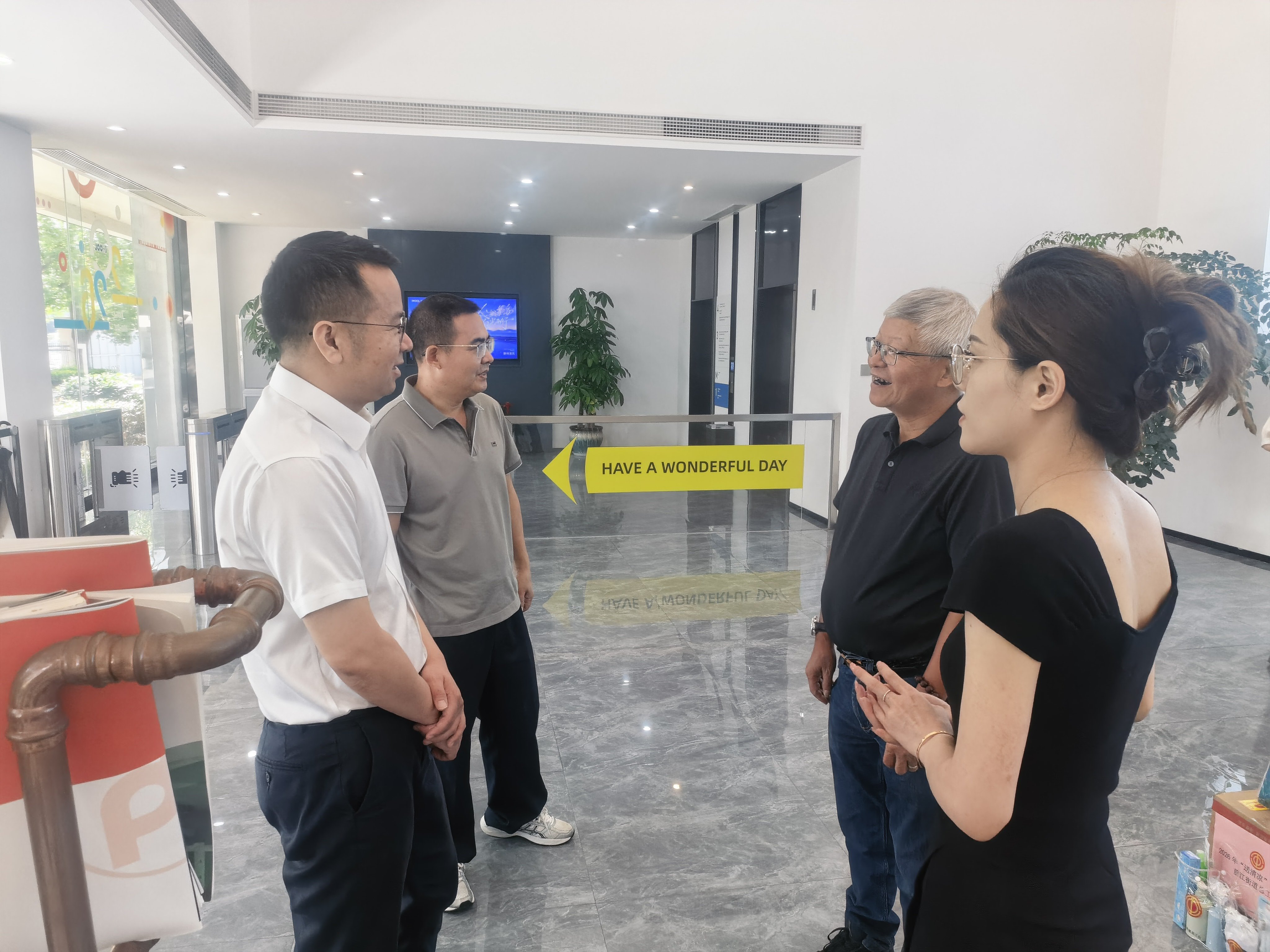 酷暑送清凉 防线双筑牢!宁波江北前江街道高温慰问同步部署防台风工作