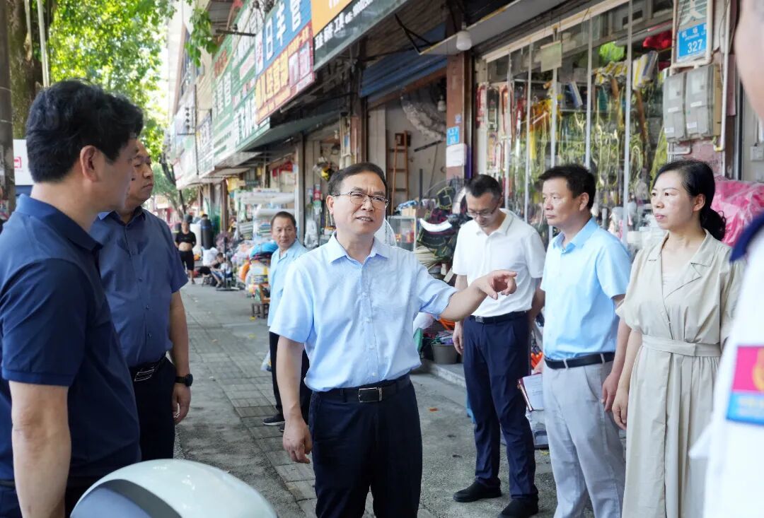 7月11日,区委书记周恩海到报国商业城调研检查人员密集场所消防安全、安全出口畅通等情况。记者向成国摄--_副本.jpg