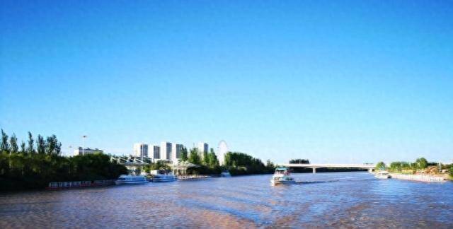 黄河在这里拐了个弯，美成了塞外“外滩”