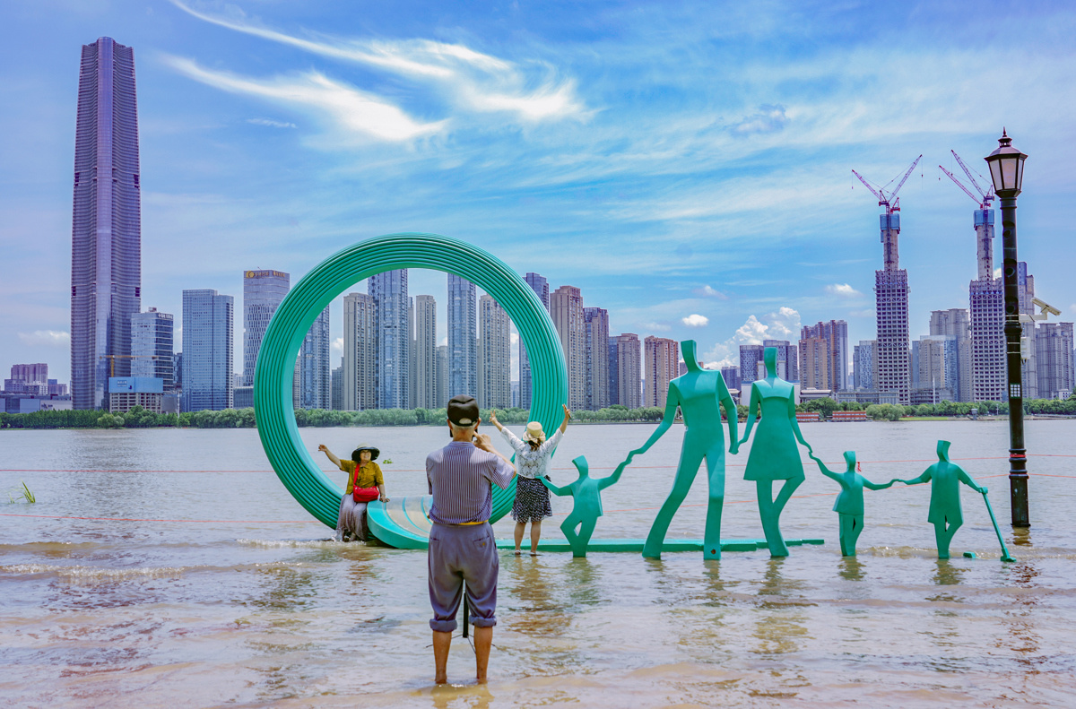 汉口江滩“一家五口”雕塑
