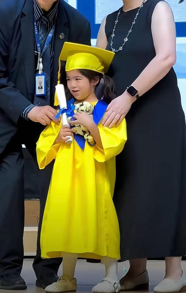 搜狐娱乐讯 近日，姜潮麦迪娜分享女儿幼儿园毕业的日常片段，麦迪娜在台下见证女儿毕业瞬间时难掩情绪落泪，满含爱意的亲子画面温馨动人。