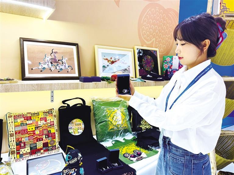 工作人员展示刺绣首饰