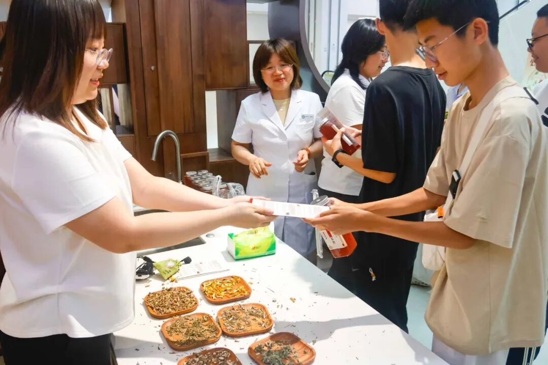 把课堂搬进医院里长春中医药大学附属第三临床医院这堂研学课“有看头更有嚼头”(图4)
