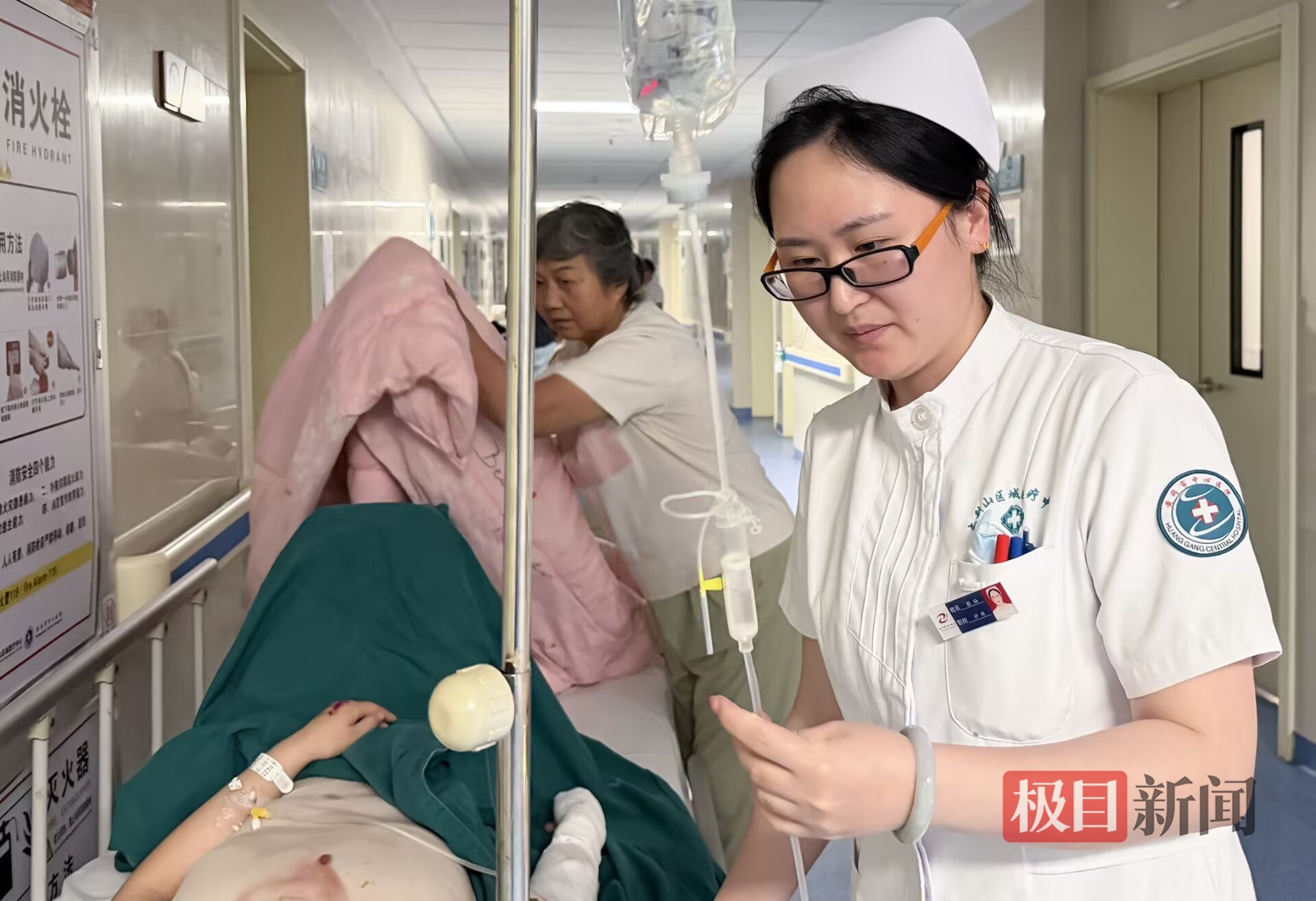 龙卷风灾情中伤者接受治疗