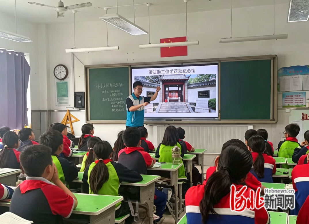 志愿者正在为小学生开展红色建筑故事宣讲。